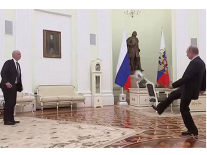 Putin i Inftantino igraju fudbal - Foto: Screenshot