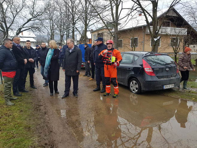 Srbac: Željka Cvijanović - obilazak poplavljenog područja - Foto: RTRS