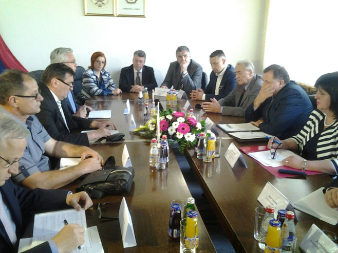 Dodik s predstavnicima grada Doboja - Foto: RTRS