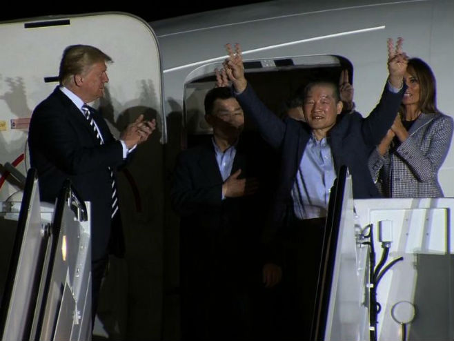 Tramp dočekao Amerikance oslobođene iz Sjeverne Koreje - Foto: CNN