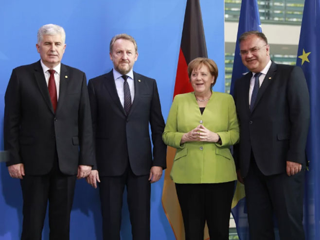 Predsjedništvo BiH sa Merkelovom - Foto: AFP