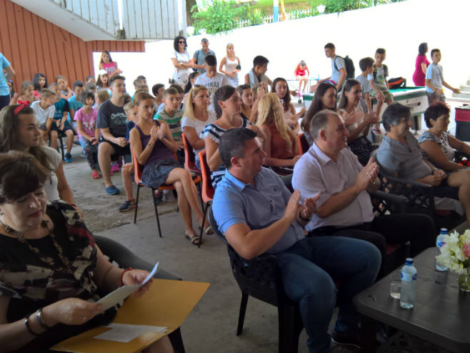 Gradonačelnik Prijedora posjetio mališane u Bečićima - Foto: SRNA