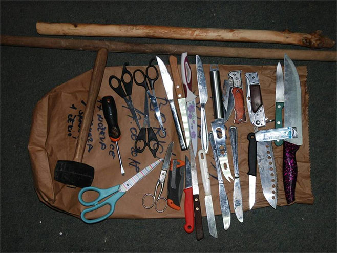 Predmeti koje su koristili migranti u Bihaću (foto:MUP USK) - 