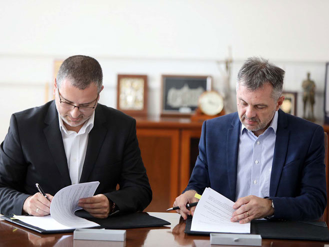 Igor Radojičić i Radenko Crnogorac potpisali ugovor o izgradnji vodovodne mreže "Zvijezda" - Foto: SRNA