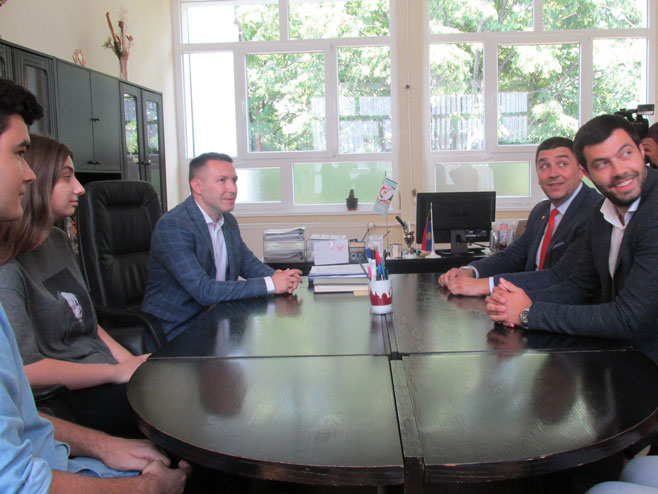 Igor Dodik u posjeti Gimnaziji "Filip Višnjić" u Bijeljini - Foto: RTRS