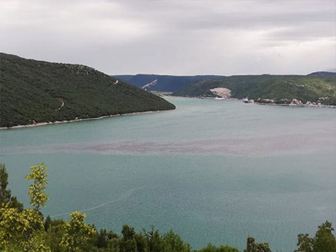 Ekološki incident u Istri, more je puno nafte koja je iscurila iz broda  (Foto: Regional Express) - 