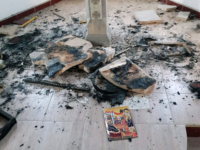 Oštećen časni presto i zapaljena unutrašnjost crkve u Čekrčićima - Foto: SRNA