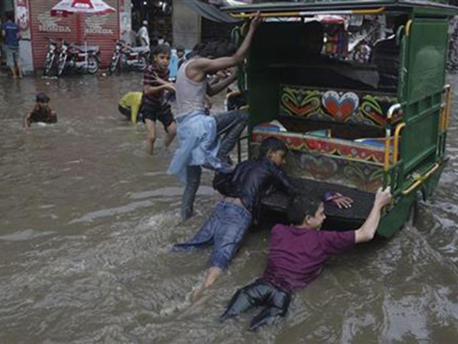 Pakistan poplave (foto:Tanjug, AP Photo/K.M. Chaudary) - 