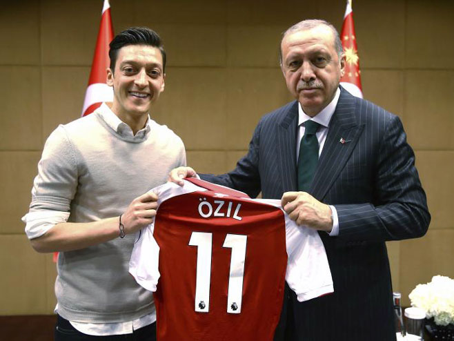 Mesut Ozil i Redžep Erdogan - Foto: AP