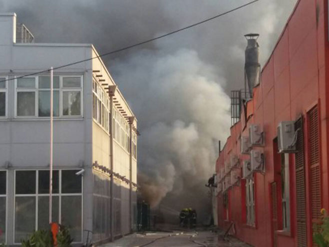 Požar u Zemunu (foto:Teodora Vasiljević, Prva TV) - 