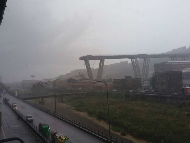 Srušio se saobraćajni most u Đenovi (Foto:  Twitter) - 