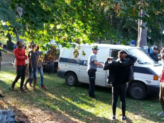 Policija "češlja" bihaćki Đački dom u kojem su smješteni migranti (Foto: Fena) - 