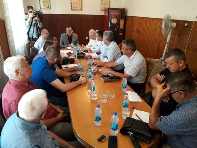 Stevo Mirjanić na sastanku sa rukovodstvom Šumskog gazdinstva - Foto: SRNA