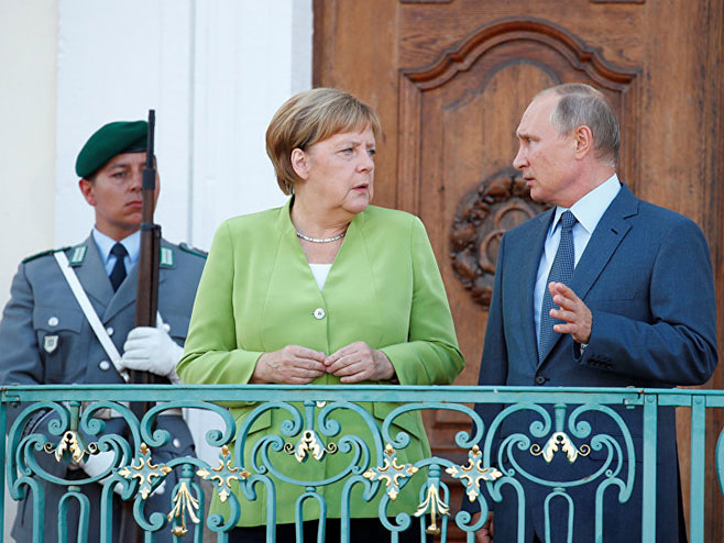 Angela Merkel i Vladimir Putin (Foto: rs-lat.sputniknews.com) - 