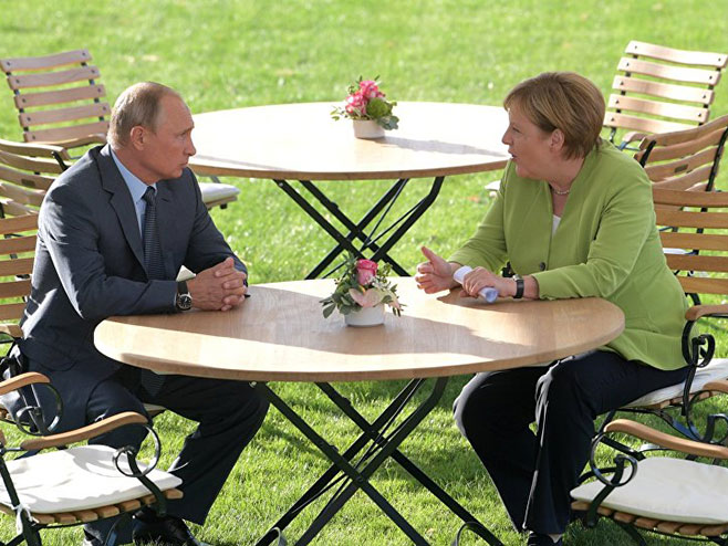Putin i Merkelova (Foto: rs.sputniknews.com) - 