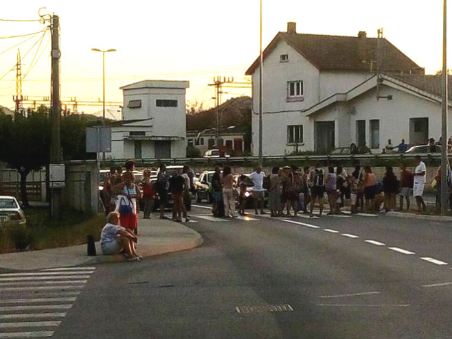 Golubovci -putnici voza blokirali magistralu (Foto: Vijesti online) - 