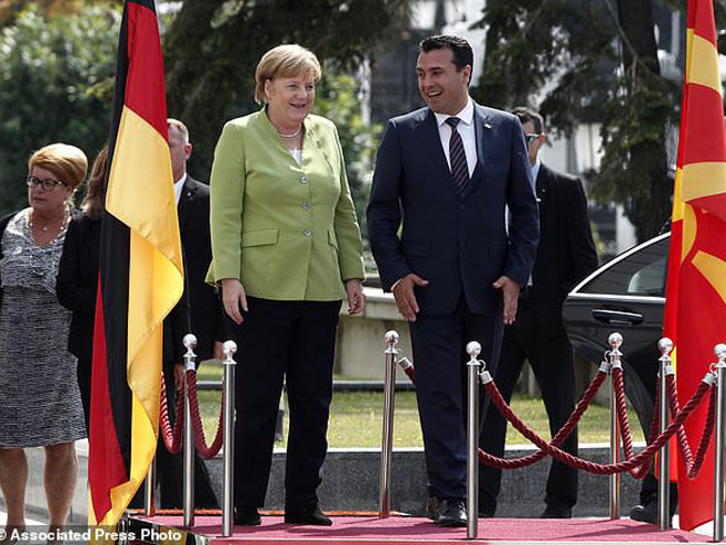 Angela Merkel i Zoran Zaev (foto: dailymail.co.uk) - 