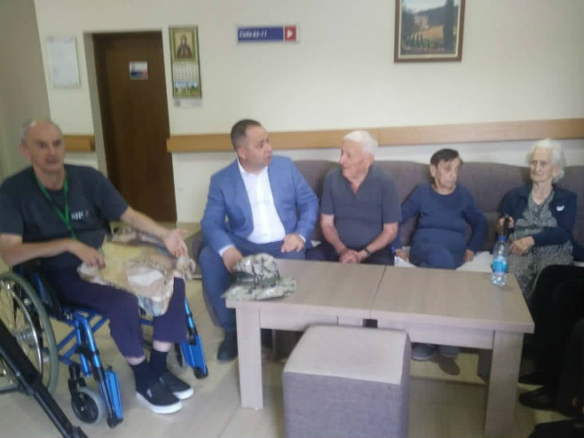 Maksimović posjetio Dom za starija lica u Gojsovcu - Foto: RTRS