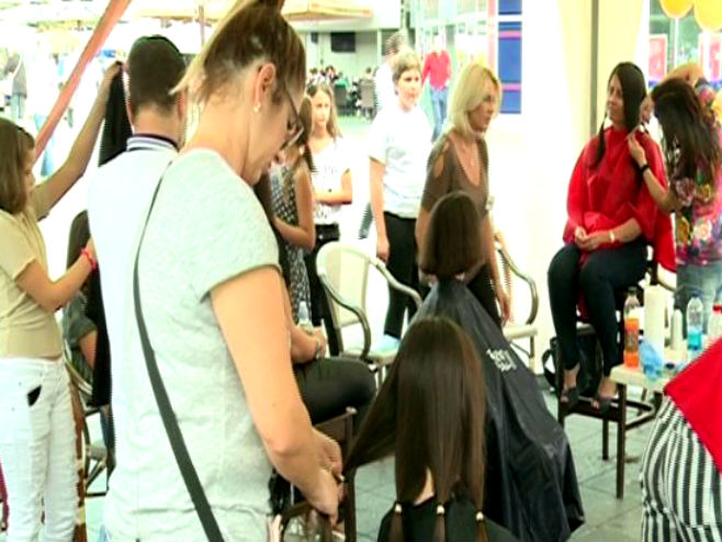 Banjaluka - humanitarna akciji šišanja i doniranja kose (Foto: ATV) - 