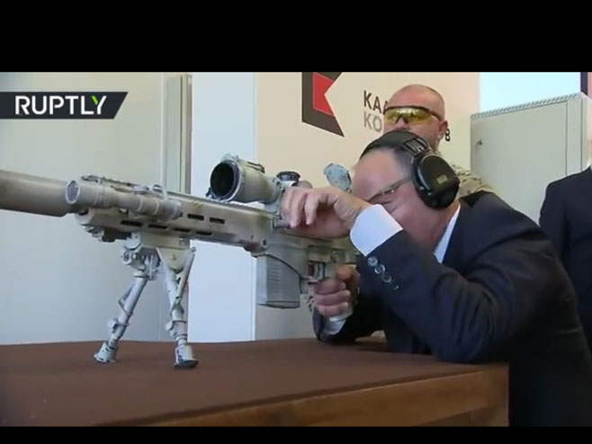 Vladimir Putin testirao novi ruski snajper - Foto: Screenshot