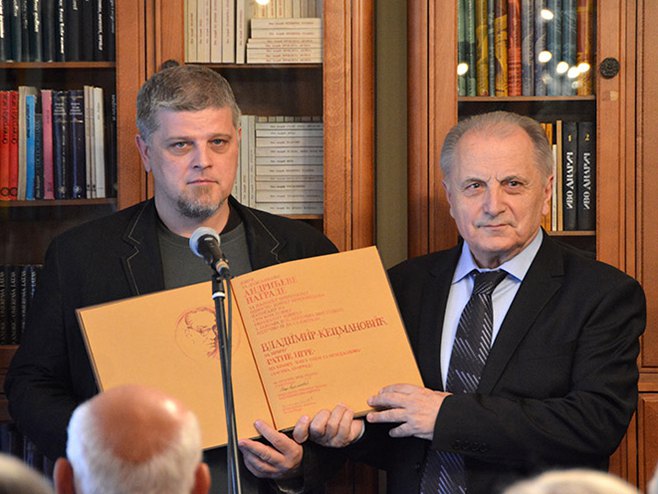 Kecmanoviću uručena nagrada "Ivo Andrić" - Foto: SRNA