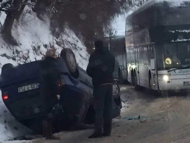 Јedna osoba povrijeđena nakon prevrtanja automobila u Tuzli - Foto: klix.ba