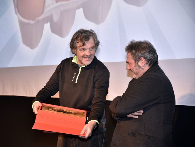 Kusturica Serđu Lopezu uručio "nagradu za buduće filmove" (Foto: kustendorf-filmandmusicfestival.org) - 