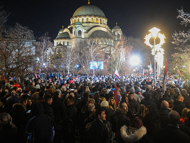 Građani ispred Hrama dočekuju Putina (foto: Tanjug / Filip Krainčanić) - 