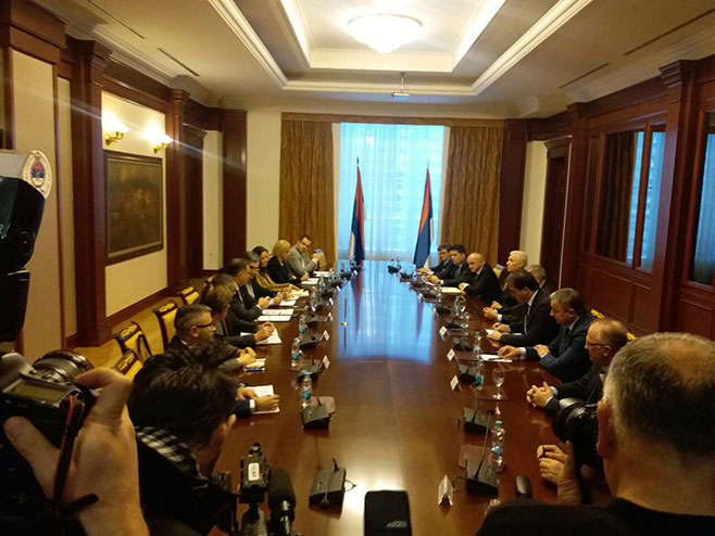 Dodik sa predstavnicima političkih stranaka - Foto: RTRS