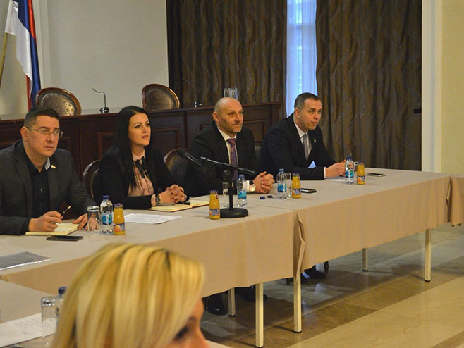 Sonja Davidović sa predstavnicima sportskih saveza - sastanak - Foto: RTRS