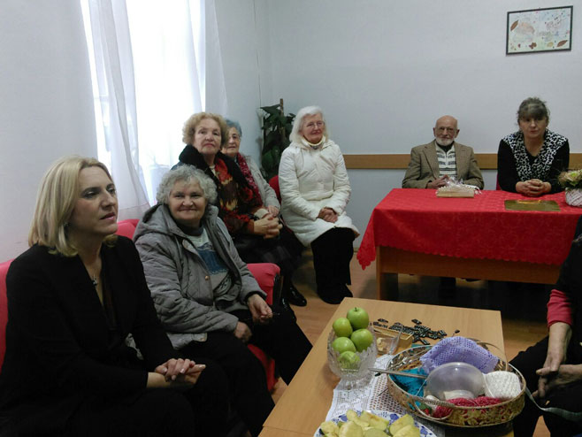 Cvijanovićeva u posjeti Dnevnom centru za stare osobe Trebinje - Foto: RTRS