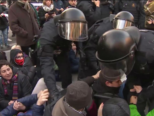 Sukob policije i aktivista u centru Barselone - Foto: Screenshot