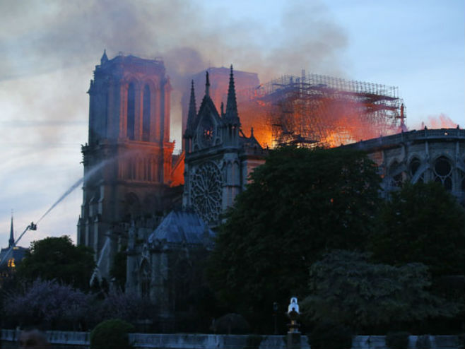 Katedrala Notr Dam u požaru - Foto: AP