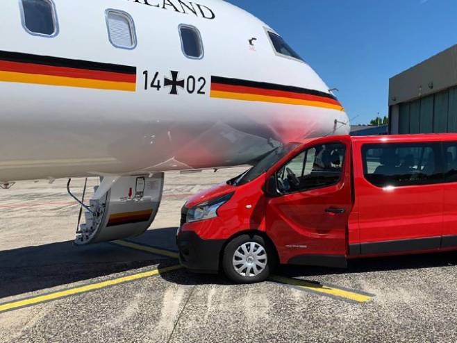 Automobil udario u avion Merkelove (foto: twitter.com/SPIEGELONLINE) - 