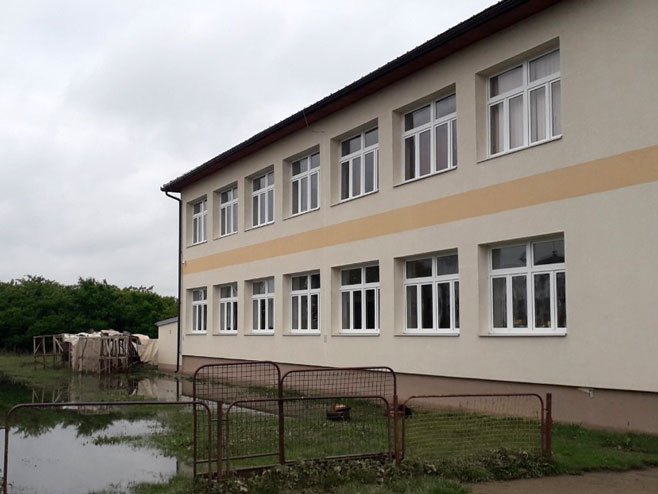 Dezinfekcija u školi u Gomjenici - Foto: RTRS
