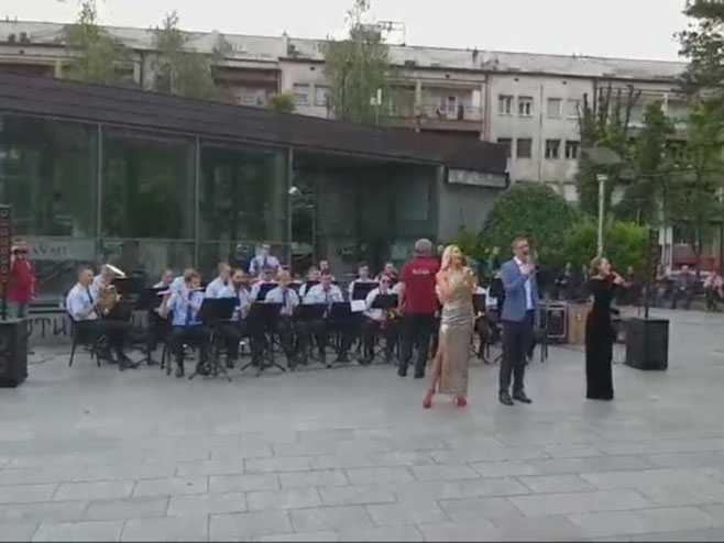Rusi zapjevali u parku Petar Kočić "Pukni zoro" - Foto: Screenshot