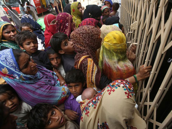 Mještani Rato Dera ispred bolnice čekaju testiranje (foto: AP / Fareed Khan) - Foto: AP