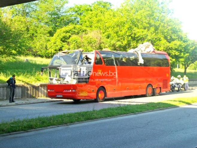 Makedonski autobus ostao bez krova u Bugarskoj (Foto:trafficnews.bg) - 