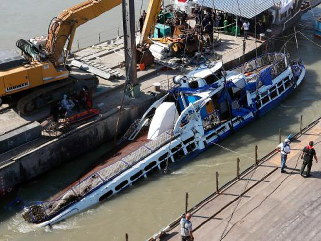 Olupina broda u Dunavu (Foto:www.thetimes.co.uk) - 