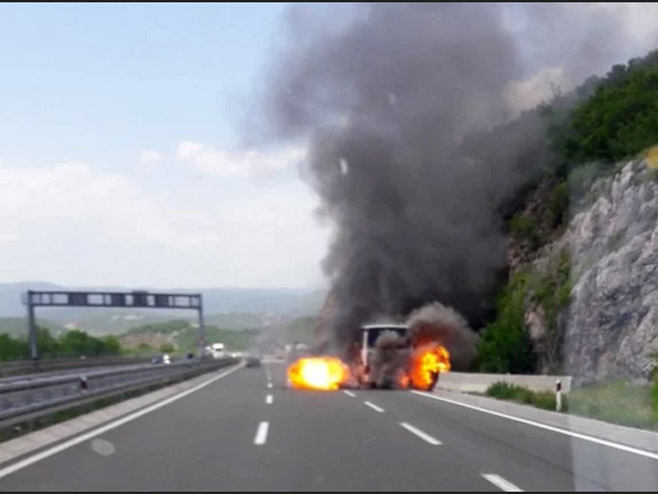 Zapalio se školski autobus na autoputu kod Rijeke (Foto: Čitatelj Indexa) - 