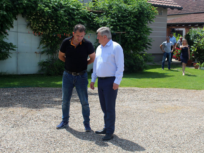 Gradonačelnik Mićo Mićić tokom posjete farmi Petrića - Foto: SRNA