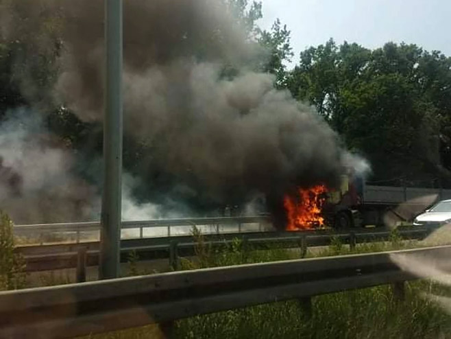 Izgorio kamion na auto-putu (foto: Savo Simić) - 