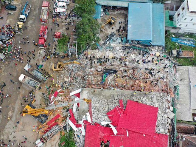 Srušila se zgrada u Kambodži (foto: twitter.com/droolindog) - 