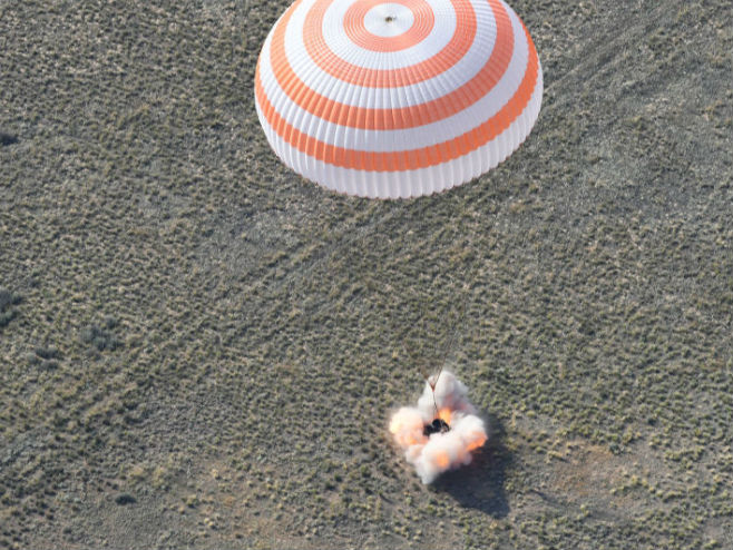 Kosmonauti sletjeli na zemlju (Foto: sputniknews.com) - 