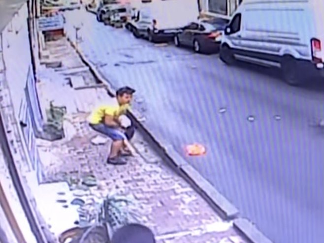 Uhvatio dijete koje je palo kroz prozor - Foto: Screenshot/YouTube