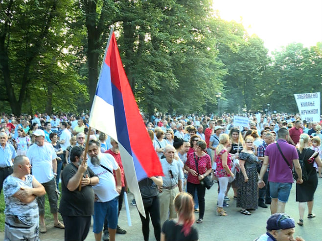 Okupljanje građana u Parku "Mladen Stojanović" - Foto: RTRS