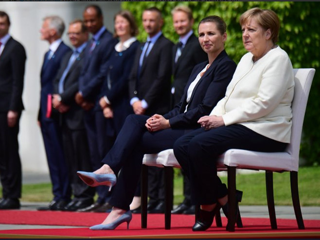 Merkelova sjedila tokom intoniranja himni (Foto:@perilofafrica) - Foto: Twitter