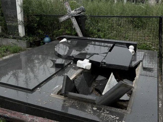 Uništeni nadgrobni spomenici u Lipljanu, arhiv - Foto: RTS