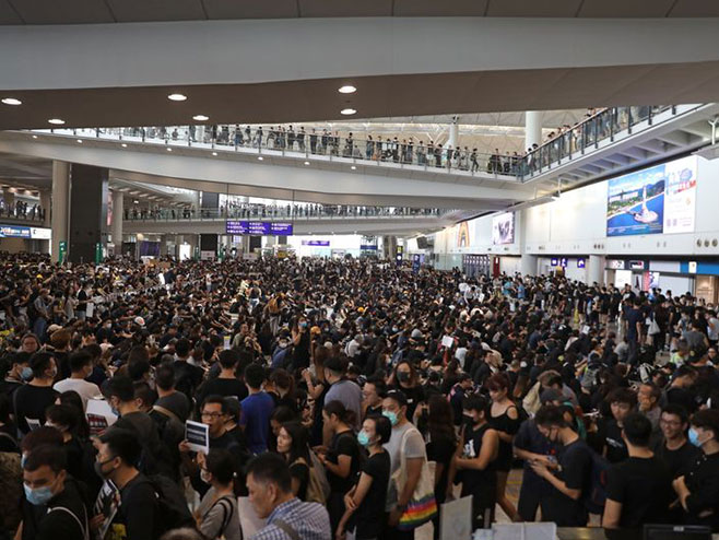 Demonstranti okupirali aerodrom u Hong Kongu (foto:Kyle Lam/Bloomberg) - 