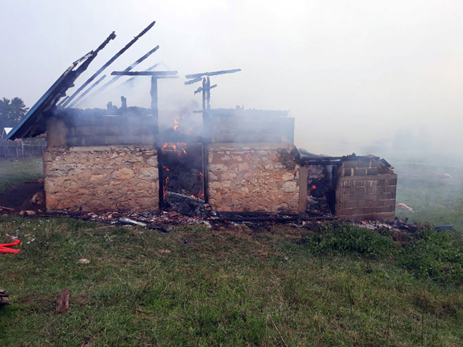 Izgorjela štala u selu Bjelosavljevići kod Sokoca - Foto: SRNA